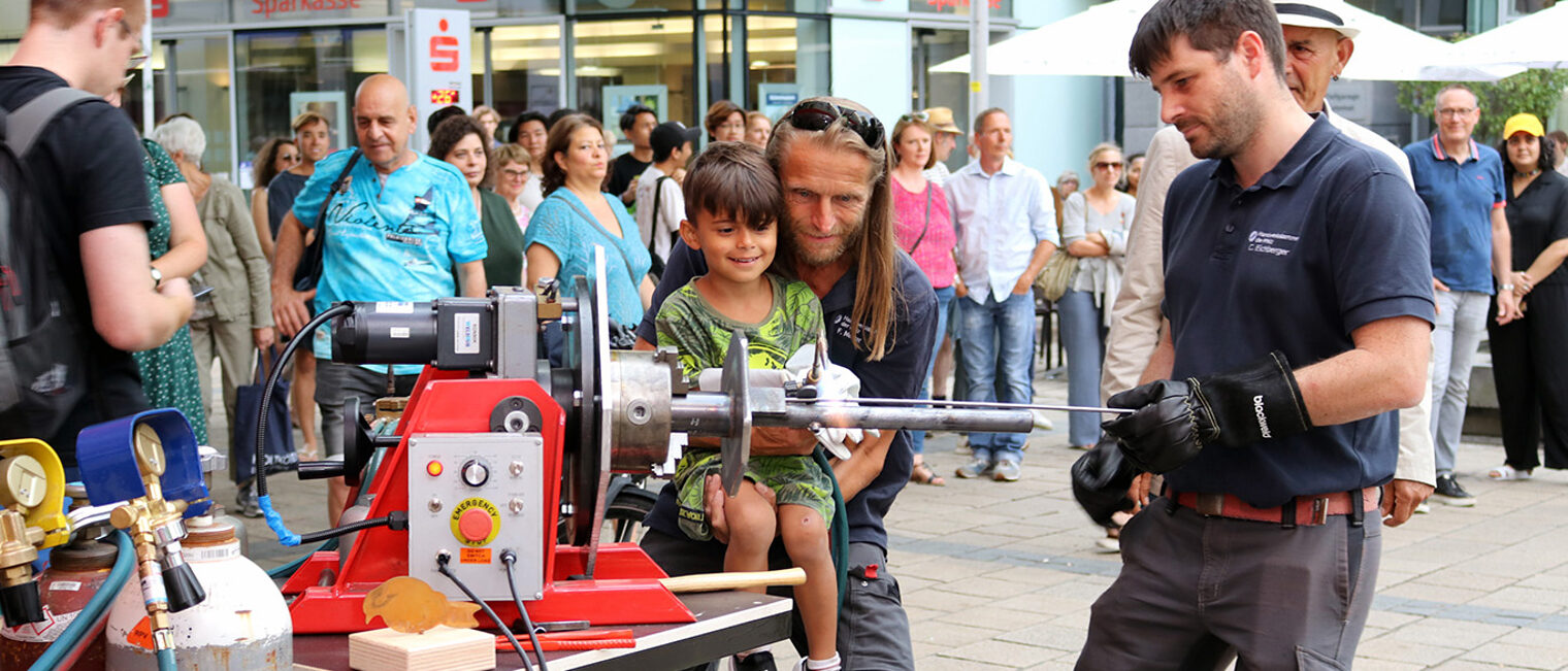 Die beiden Ausbilder der Handwerkskammer der Pfalz Christian Eichberger (r.) und Frank Menger (l.) von der Schweißkursstätte im Berufsbildungs- und Technologiezentrum in Ludwigshafen zeigten, wie man Metall erhitzt, formt und daraus Deko-Gegenstände fertigt. 