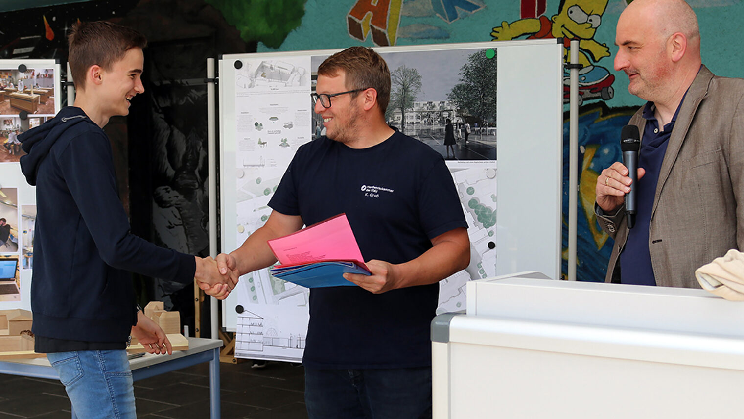 Thorsten Requadt, Abteilungsleiter Ausbildung bei der Handwerkskammer der Pfalz (r.) und Ausbildungsmeister Kevin Groß (Mitte) übergaben den stolzen Schülern ihre Teilnahmeurkunden.