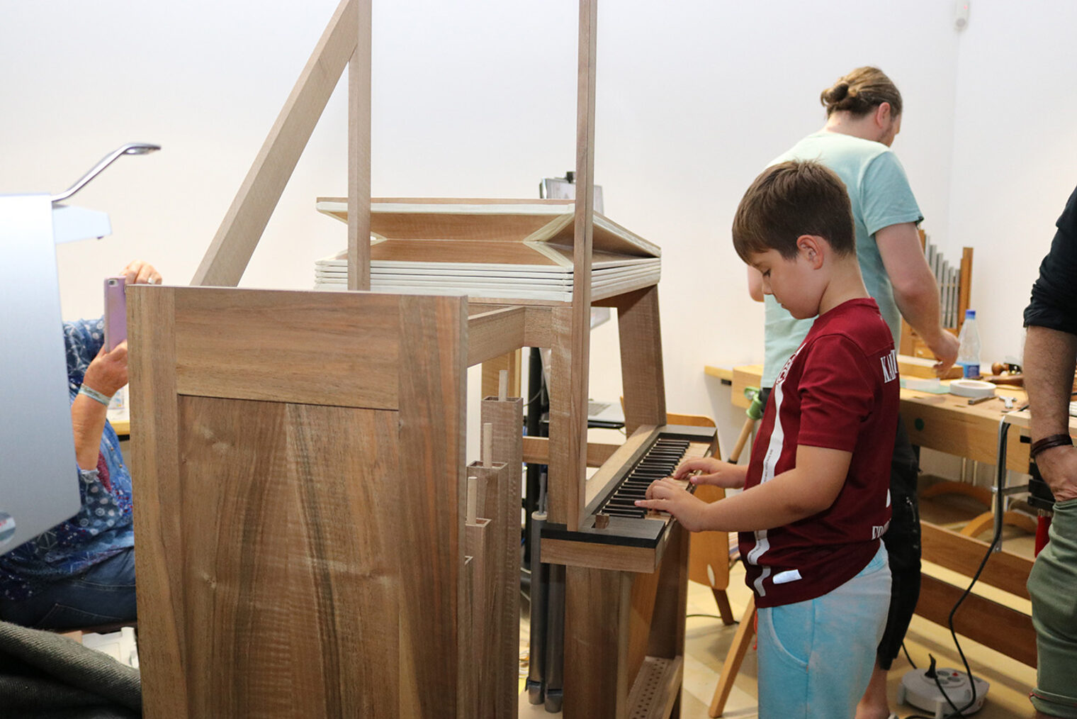 Blickfang: die im Bau befindliche, aber bereits spielbare Orgel von Alexander Seyfried