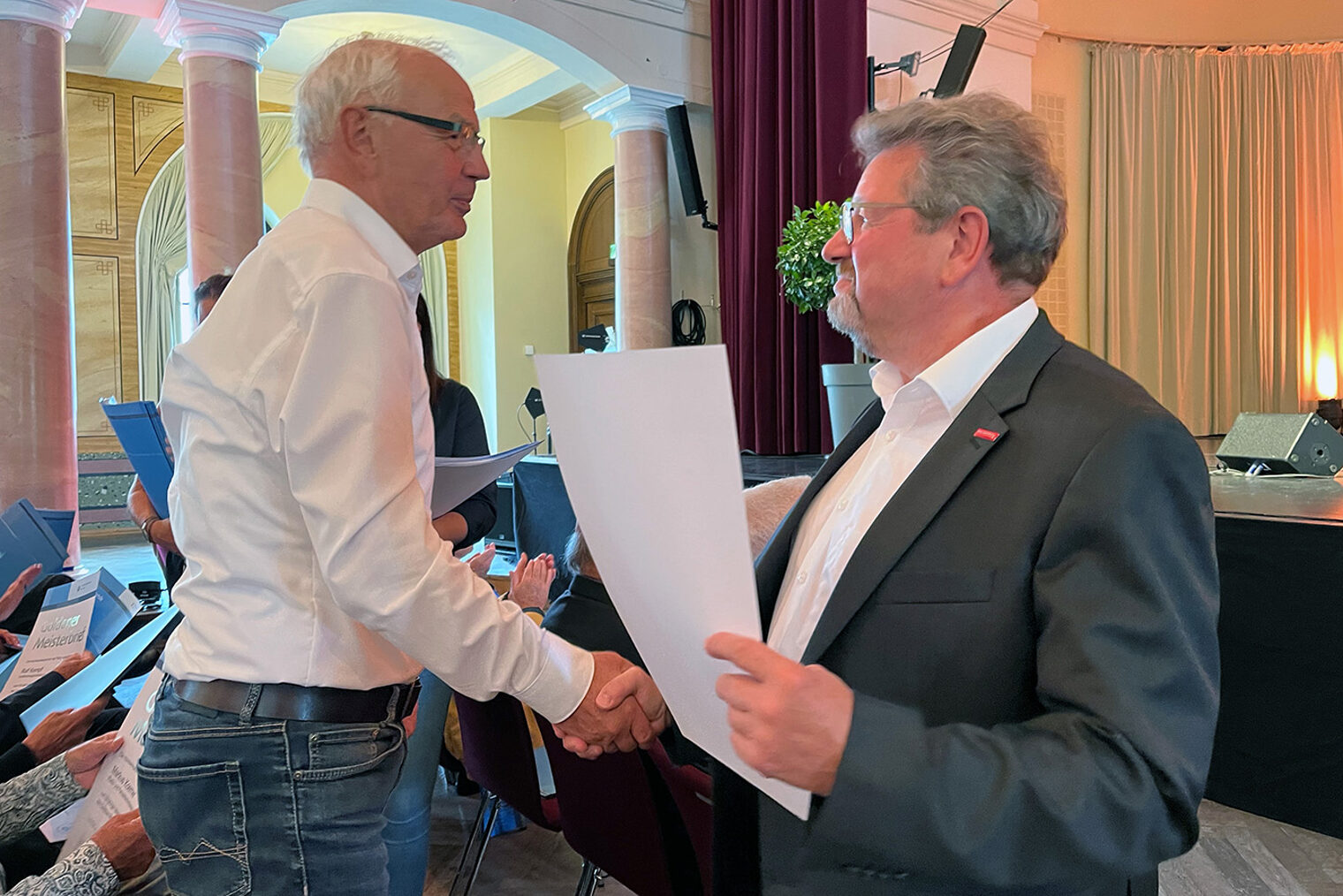 Präsident Dirk Fischer überreicht den Jubilaren den Goldenen Meisterbrief.