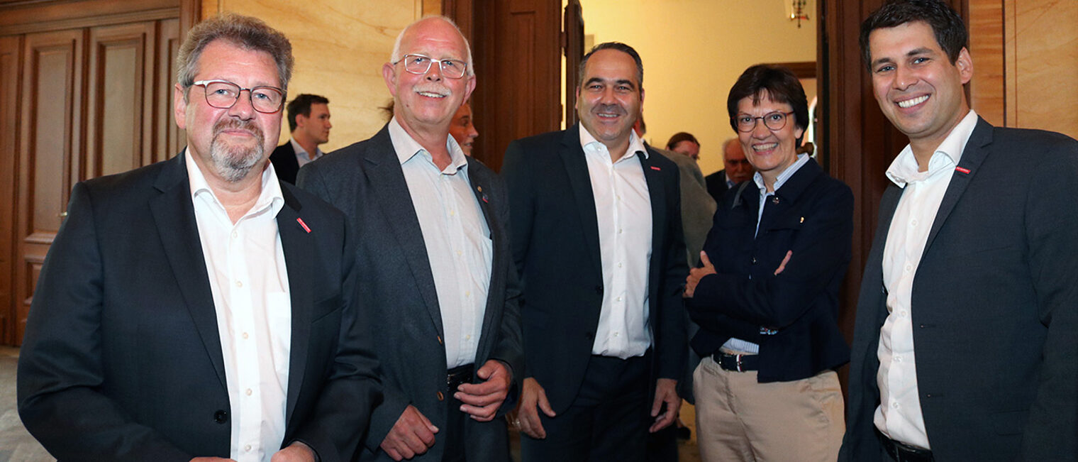 v.r.: Dr. Till Mischler, Rita Petry (Geschäftsführerin) und Dirk Fischer (l.) mit Gästen