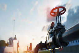Gas tap with pipeline system at natural gas station. Industry Schlagwort(e): gas, tap, valve, pipe, pipeline, natural, tube, industry, supply, station, engineering, fuel, system, piping, steel, technology, connection, power, pump, industrial, resources, production, faucet, shiny, transmission, storage, middle east, middle, east, launch, russian