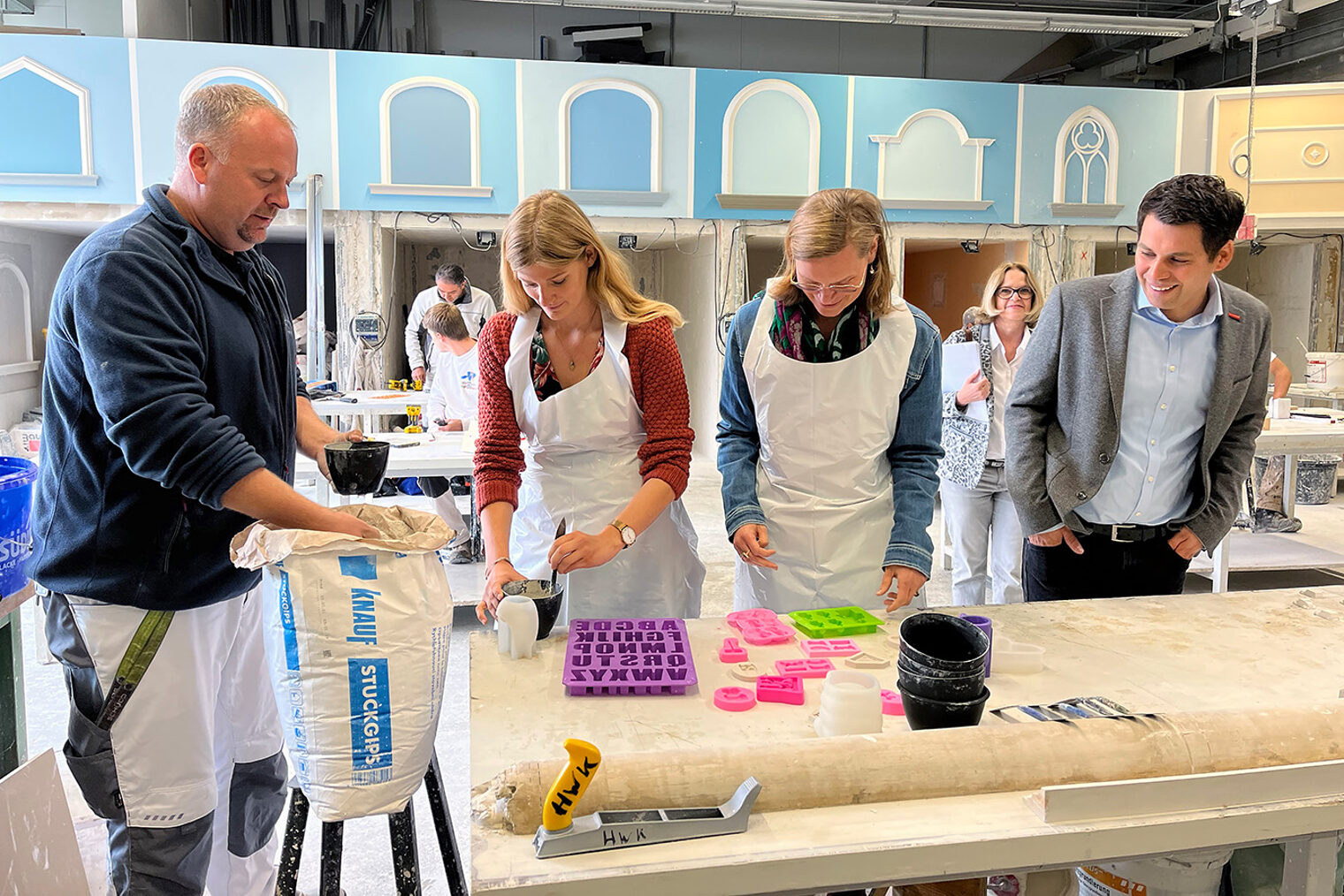 Spaß beim Rundgang durch das Bildungszentrum: Formengießen mit Stuckgips
