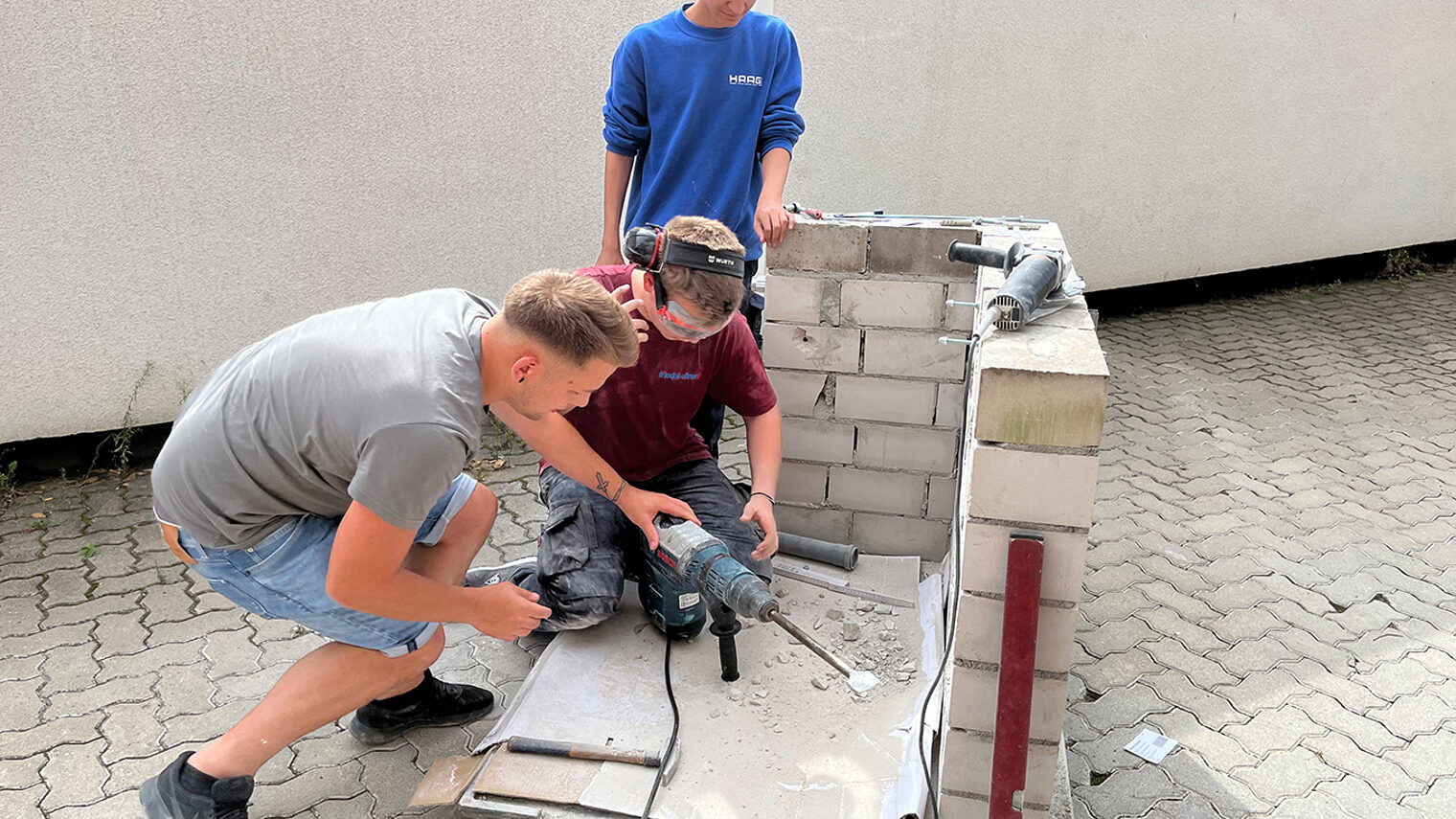 Auszubildende im SHK-Handwerk bereiten sich im Vorkurs auf die Anforderungen der Ausbildung vor.