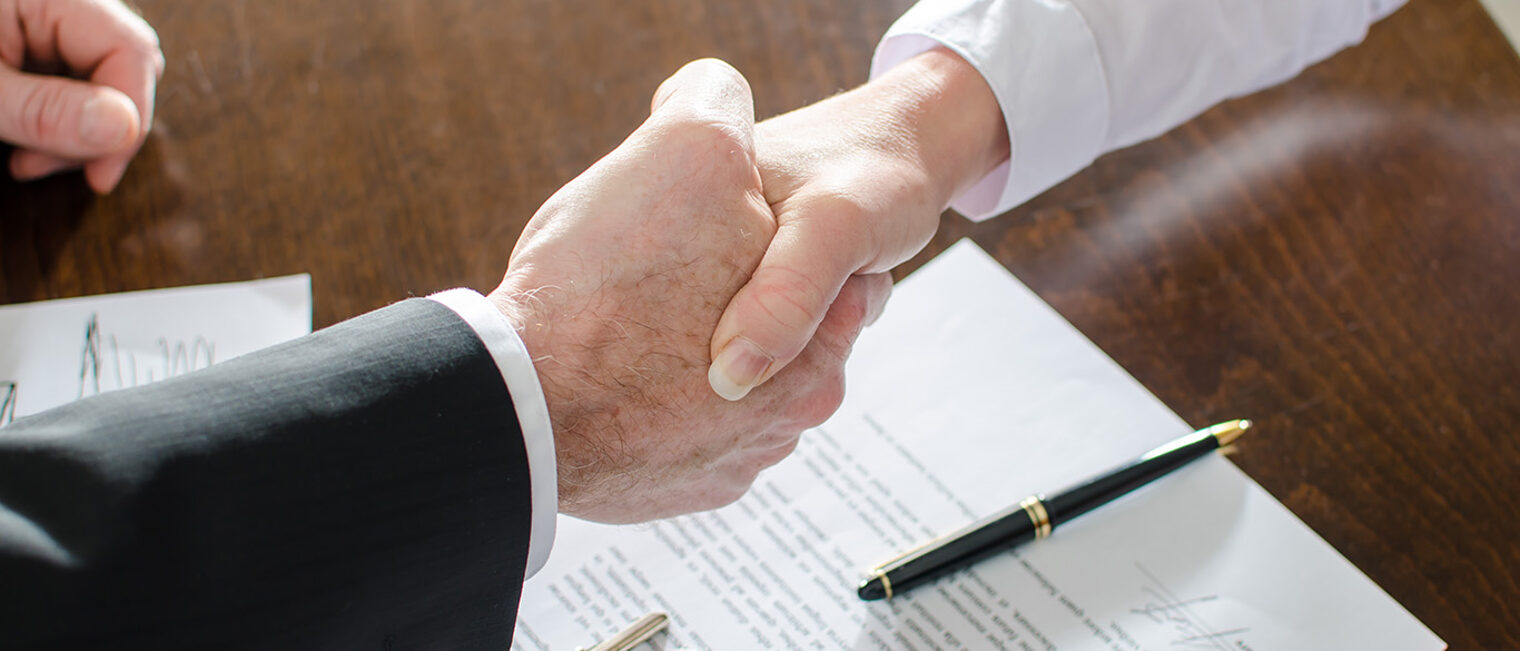 Estate agent shaking hands with his customer after contract signature Schlagwort(e): estate, real, house, contract, realtor, handshake, key, keys, drawing, pen, business, home, loan, financial, commercial, mortgage, deal, agreement, shaking, agent, sale, businessman, success, woman, money, signing, hand, hands, happy, agents, purchase, sign, property, investment, buyers, buying