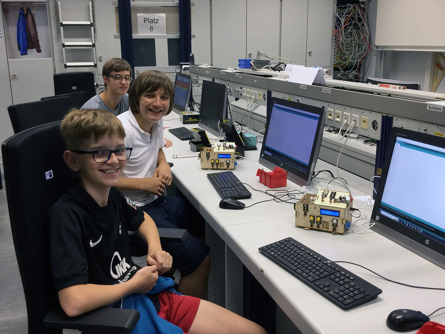 "Young Talents" zeigt, wie Jugendliche in den Ferienwerkstätten ihre Talente entdecken können ¿ hier beim Bau eines voll funktionstüchtigen Mini-Smart-Homes im Elektro-Workshop.