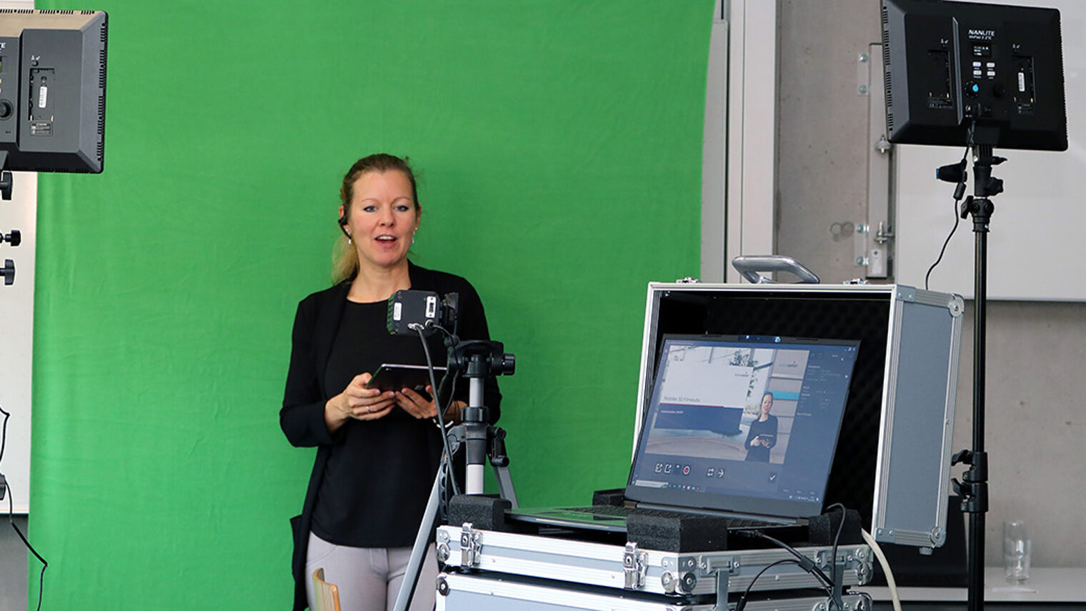 Lisanne Vetter von der Firma Mastersolution präsentiert das neue mobile 3D-Filmstudio.