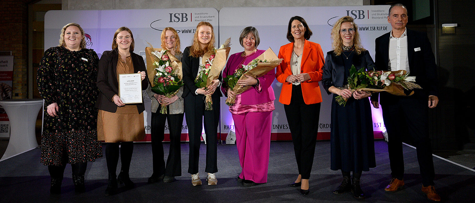 Die diesjährigen Preisträgerinnen des Unternehmerinnentags in Rheinland-Pfalz 2022 v. l. n. r. Alice Demessier, Katharina Binz, Johanna und Maria Daubner, Dr. Antje Eckel, Daniela Schmitt, Dr. Alexandra Kohlmann und Dr. Ulrich Link von der ISB.