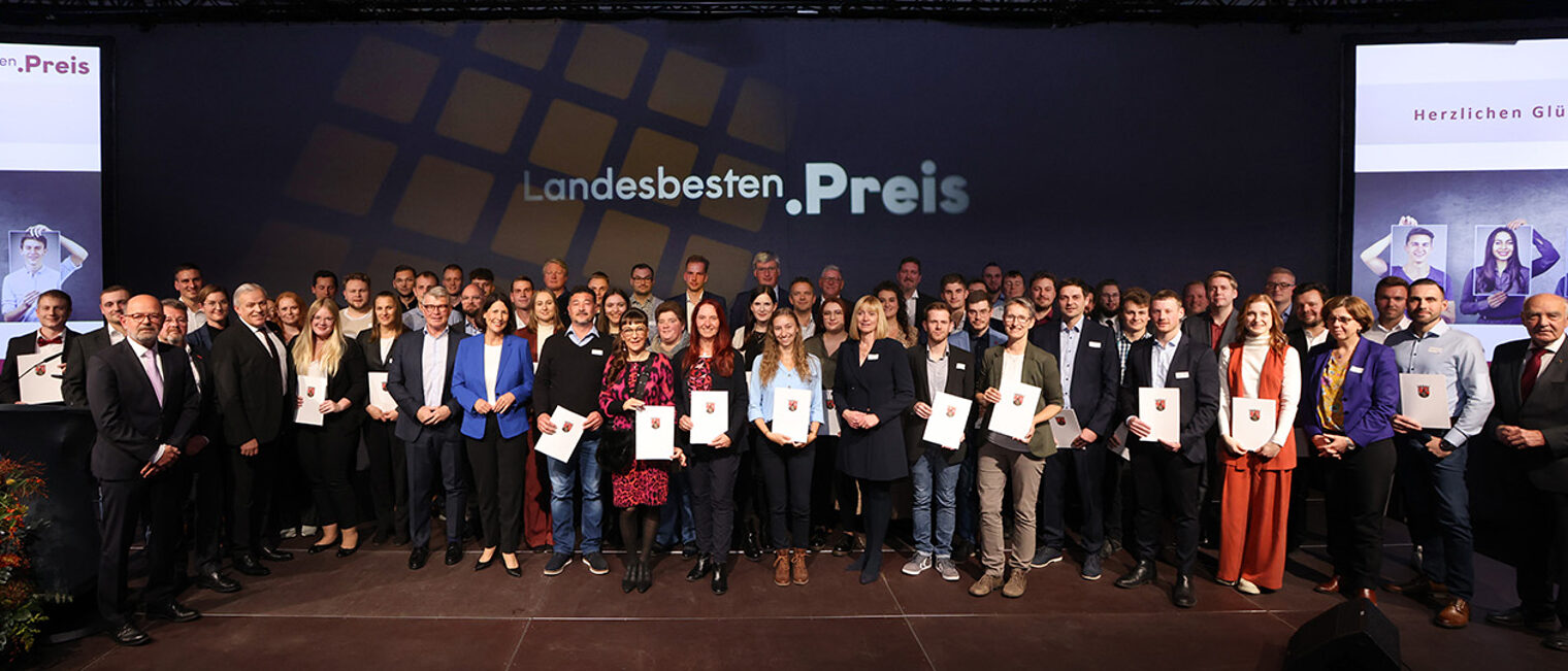 Wirtschaftsministerin Daniela Schmitt zeichnete die 66 landesbesten Fortbildungsabsolventen mit dem Landesbestenpreis aus.