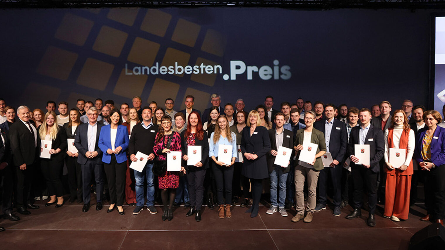 Wirtschaftsministerin Daniela Schmitt zeichnete die 66 landesbesten Fortbildungsabsolventen mit dem Landesbestenpreis aus.