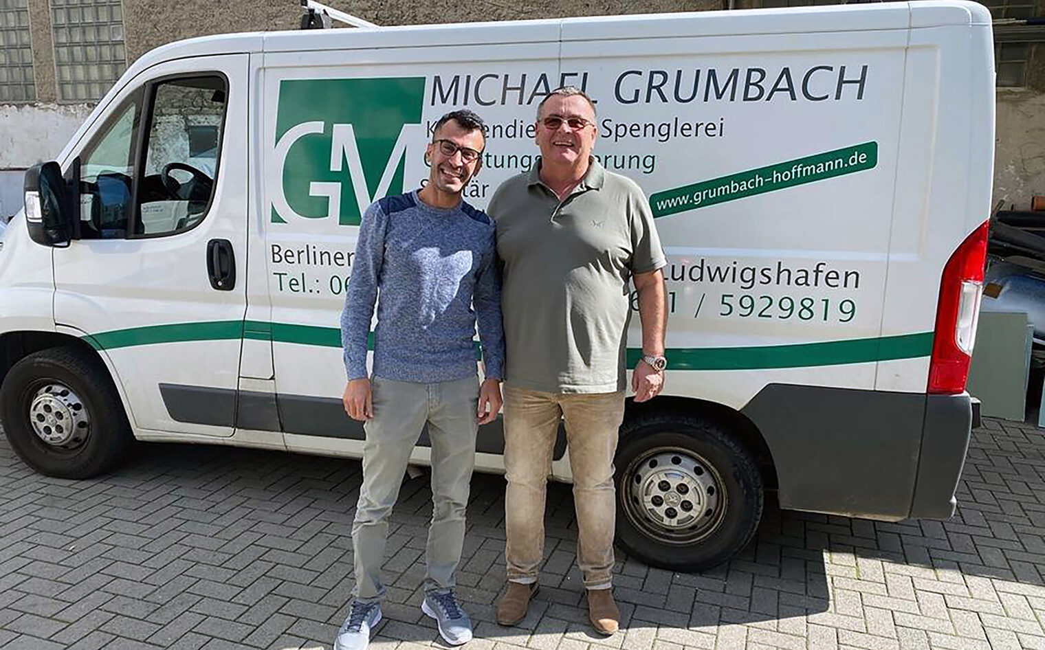 Aiden Issa mit seinem Chef Michael Grumbach.