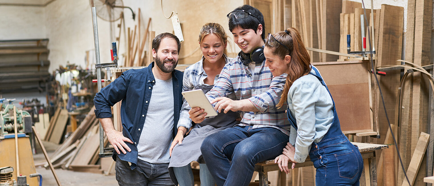 Junges Handwerker Start-Up Team mit Laptop Computer in der Schreinerei Werkstatt Schlagwort(e): Team, Handwerker, Tablet, Computer, online, Social Media, Werkstatt, Nachricht, Kommunikation, Mann, digital, mobil, PC, Gruppe, Kollegen, Frau, Schreinerei, Tischlerei, Schreiner, Tischler, Holz, Laptop, Holzarbeit, Handwerk, Zimmerei, Arbeit, Beruf, Bau, Arbeiter, Holzarbeiter, Holzverarbeitung, weiblich, jung, arbeiten, Leute, mittelständisch, Mittelstand, Betrieb, Handwerksbetrieb, Start-Up, team, handwerker, tablet, computer, online, social media, werkstatt, nachricht, kommunikation, mann, digital, mobil, pc, gruppe, kollegen, frau, schreinerei, tischlerei, schreiner, tischler, holz, laptop, holzarbeit, handwerk, zimmerei, arbeit, beruf, bau, arbeiter, holzarbeiter, holzverarbeitung, weiblich, jung, arbeiten, leute, mittelständisch, mittelstand, betrieb, handwerksbetrieb, start-up