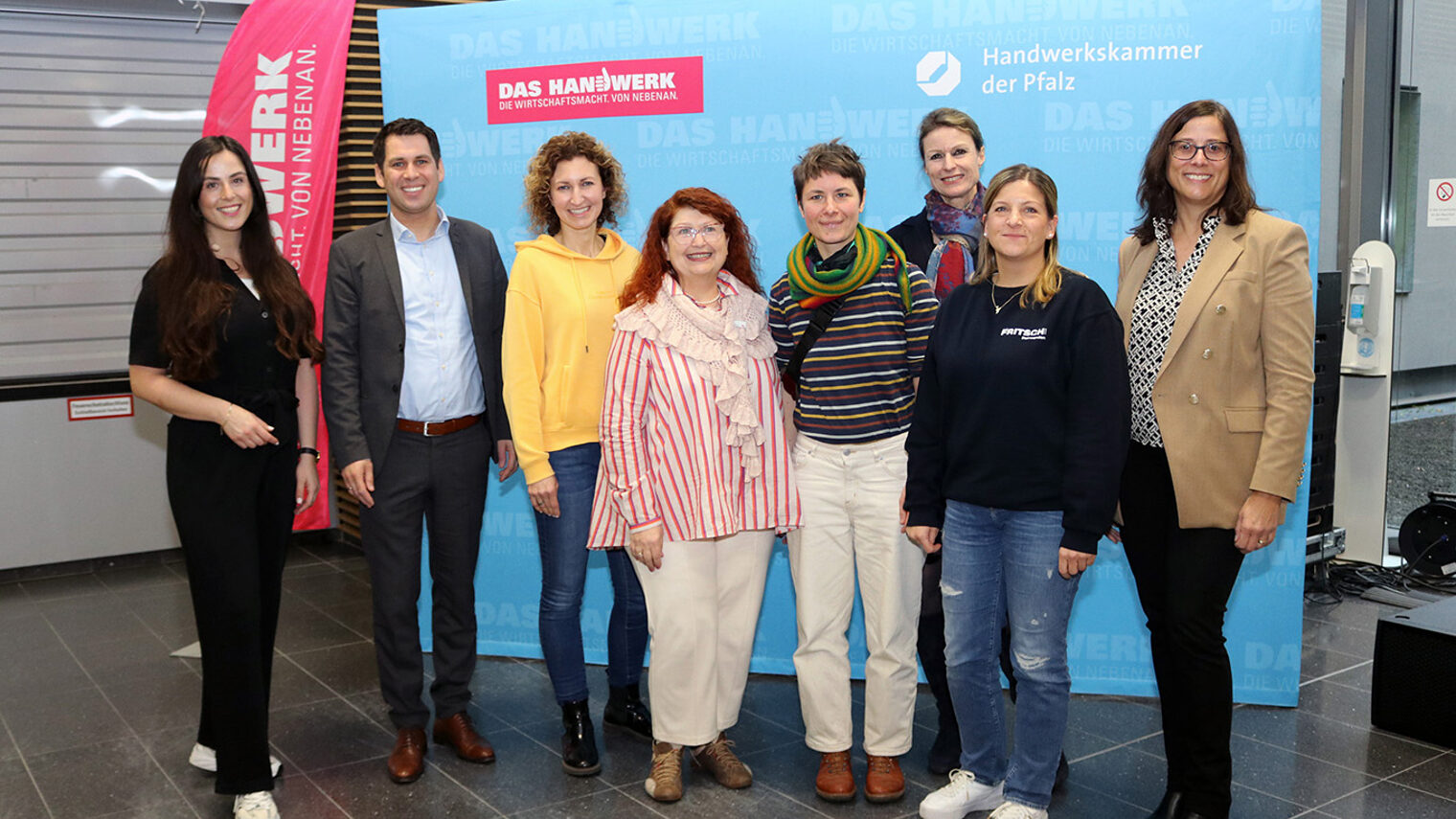 (v.l.) Teresa Betz, Dr. Till Mischler, Simone Kallien-Schönhöfer, Sabine Köbel, Alissa Horsch, Almut Rusbüldt, Julia Hunsicker, Sandra Baumbach (Vorstandsmitglied der Investitions- und Strukturbank Rheinland-Pfalz)