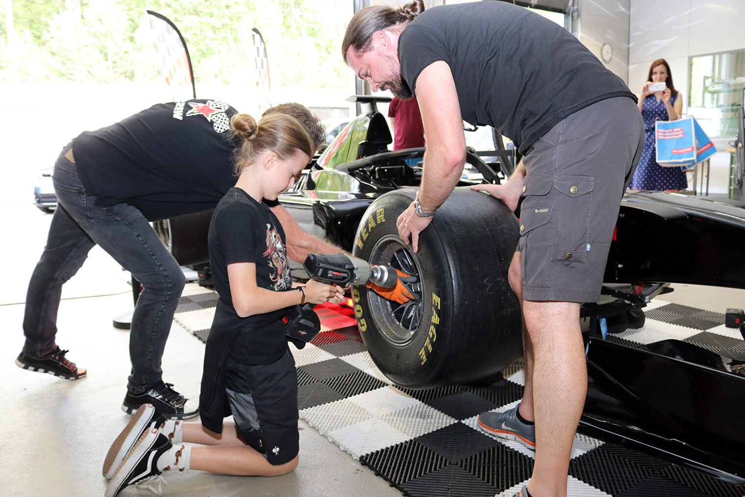 In der Kfz-Werkstatt: Reifen wechseln wie bei der Formel 1