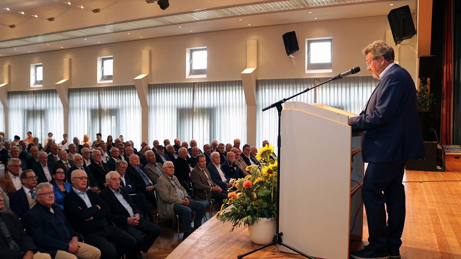 Kammerpräsident Dirk Fischer begrüßt die Altmeisterinnen und Altmeister