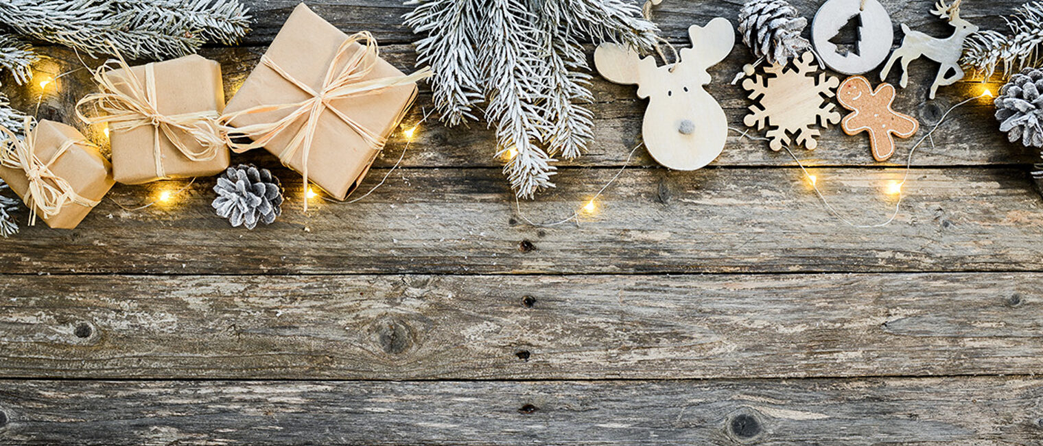 christmas wooden natural decoration ornament wide horizontal banner with copyspace Schlagwort(e): christmas, wood, wooden, natural, banner, decoration, panorama, copyspace, wide, header, season's greetings, simple, plain, horizontal, old, background, xmas, holiday, seasonal, fir, merry, card, design, panoramic, ornate, elegant, ornaments, invitation, space, decorative, traditional, objects, copy space, greetings, gift, x-mas, light, eve, empty, nature, authentic, brown