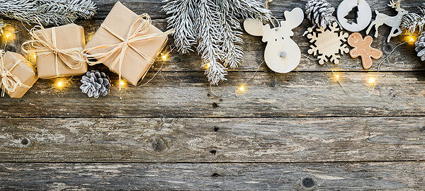 christmas wooden natural decoration ornament wide horizontal banner with copyspace Schlagwort(e): christmas, wood, wooden, natural, banner, decoration, panorama, copyspace, wide, header, season's greetings, simple, plain, horizontal, old, background, xmas, holiday, seasonal, fir, merry, card, design, panoramic, ornate, elegant, ornaments, invitation, space, decorative, traditional, objects, copy space, greetings, gift, x-mas, light, eve, empty, nature, authentic, brown