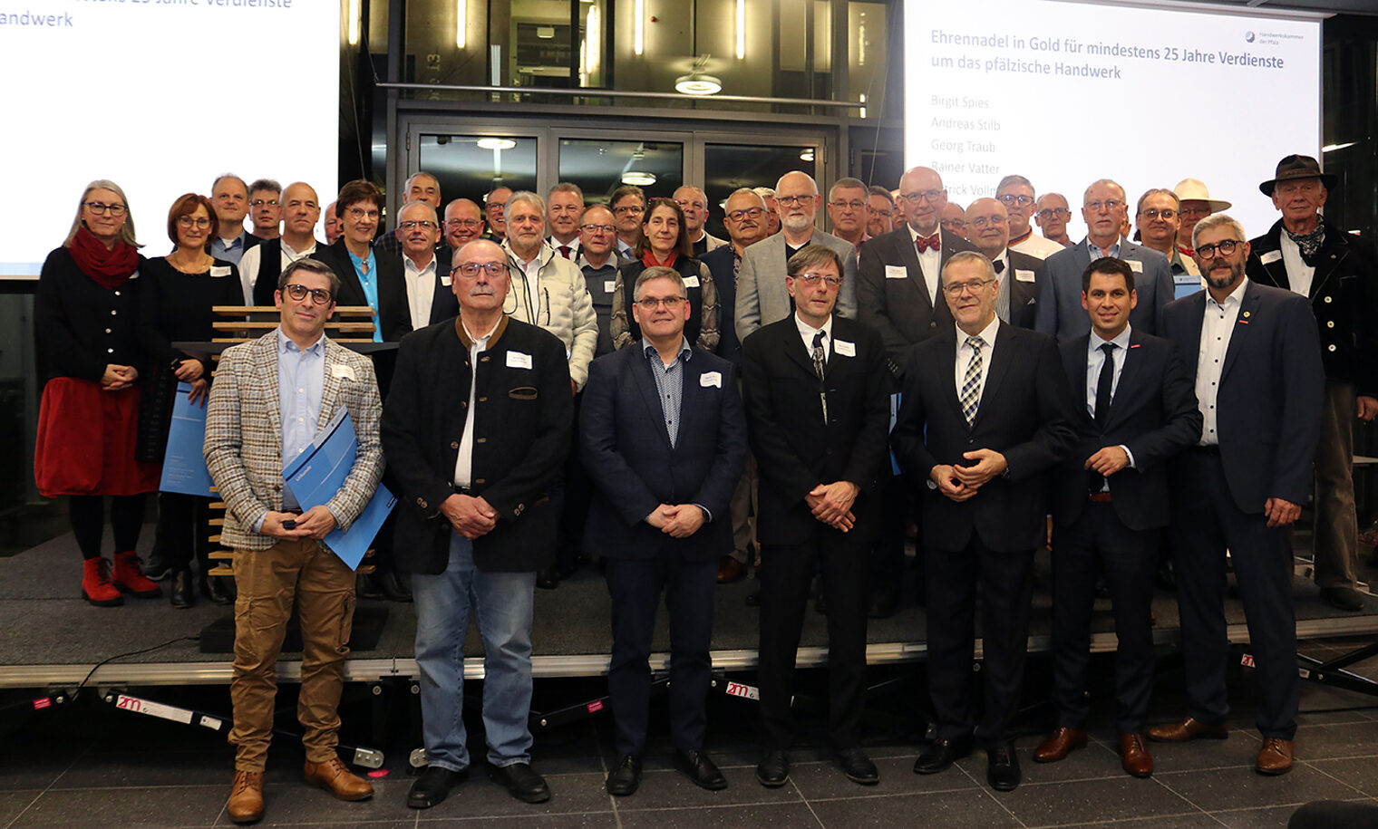 Gruppenfoto der Jubilarinnen und Jubilare, die mit der Ehrennadel der Handwerkskammer in Gold ausgezeichnet wurden
