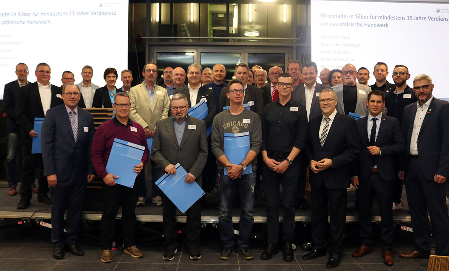 Gruppenfoto der Jubilarinnen und Jubilare, die mit der Ehrennadel der Handwerkskammer in Silber ausgezeichnet wurden