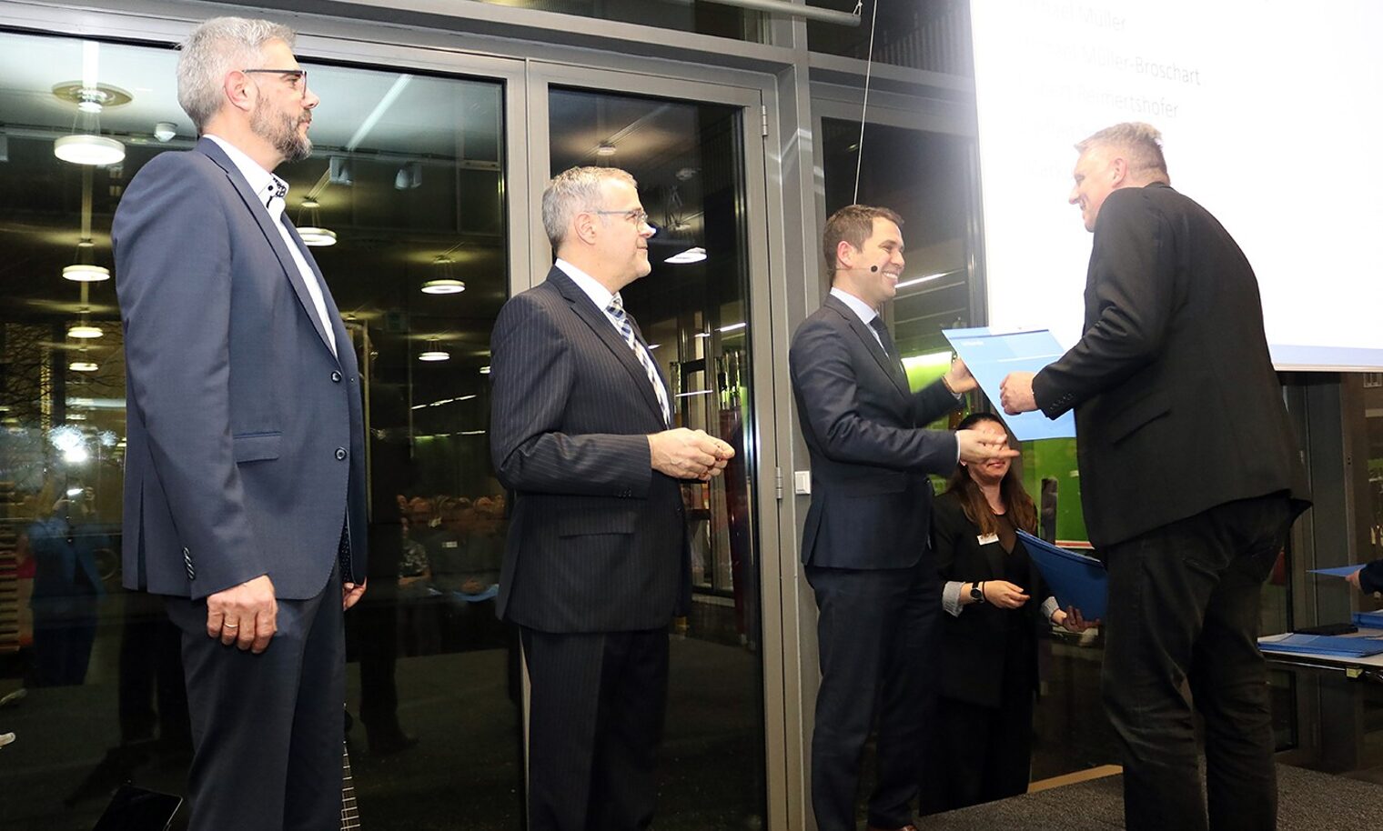 v.l.: Vizepräsident Michael Wafzig, ZDH-Präsident Jörg Dittrich und Hauptgeschäftsführer Dr. Till Mischler verleihen Silberne und Goldene Ehrennadeln an langjährig ehrenamtlich Tätige.