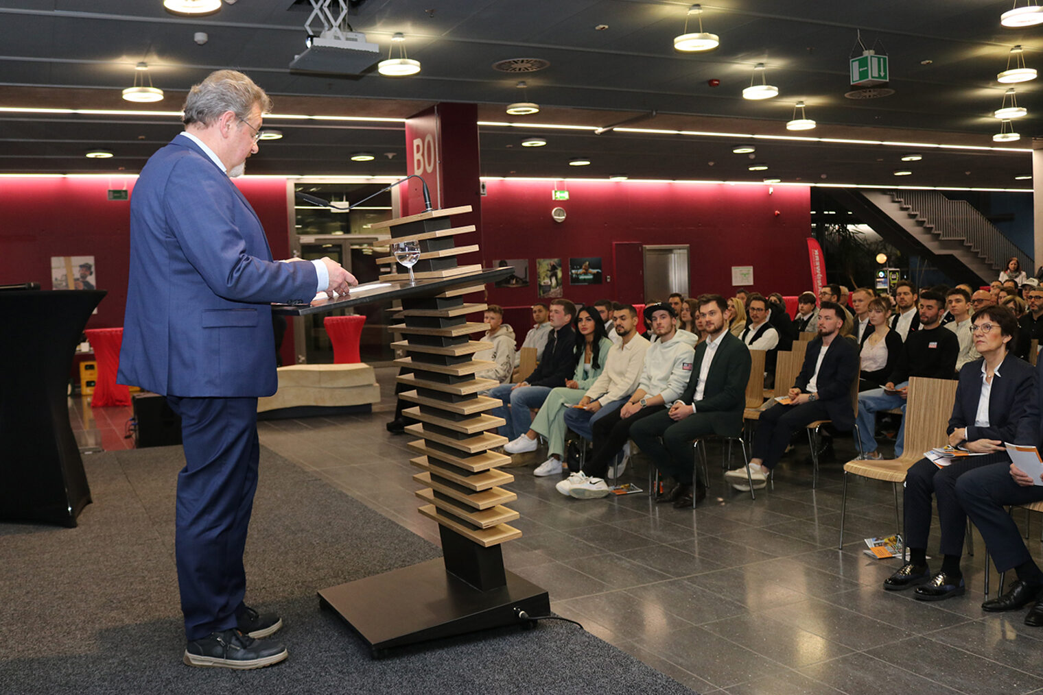 Kammerpräsident Fischer begrüßt das Publikum