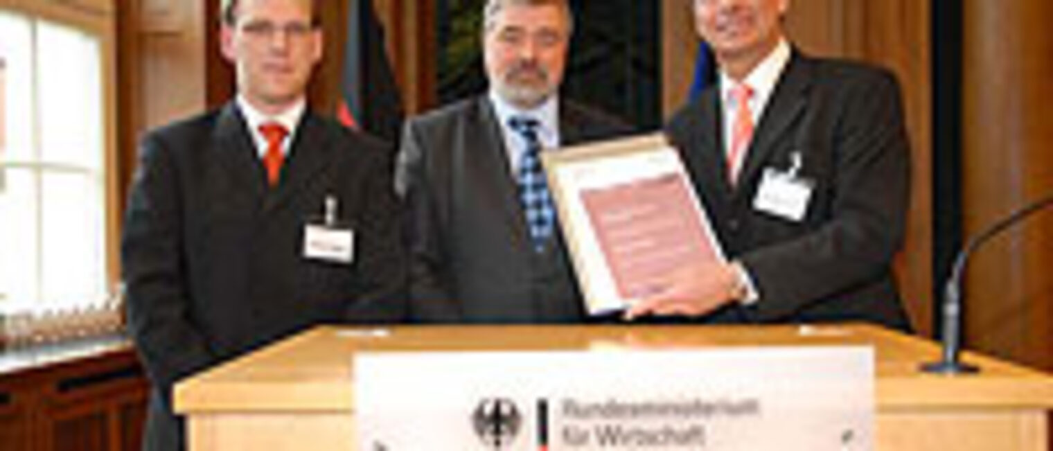 Dr. Matthias Wittstock vom Bundesministerium für Wirtschaft übergab die Auszeichnung an Steffen Blaga (links) und Günter Jertz (rechts).
