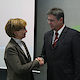 Wahlleiter Prof. Dr. Seimetz gratuliert der neuen Präsidentin